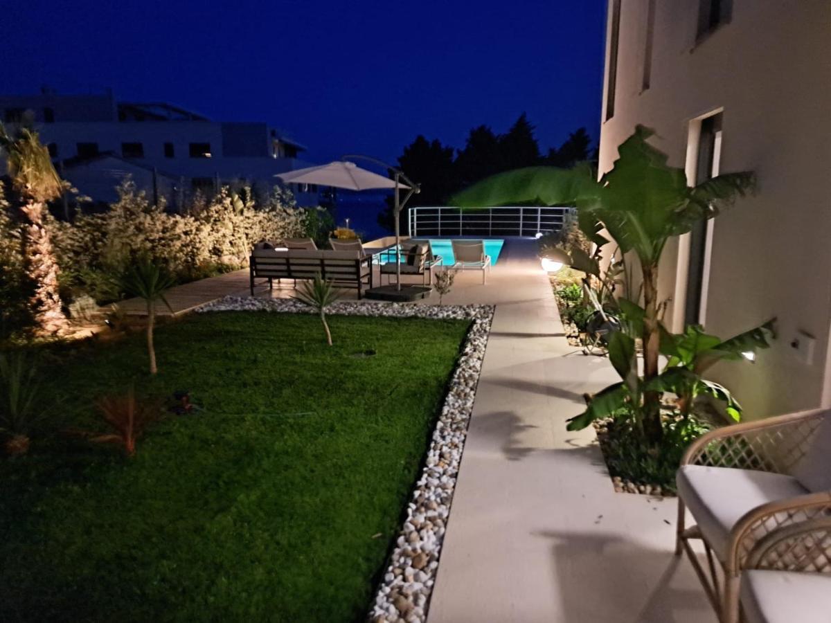 Apartment With Private Pool Split Exterior foto