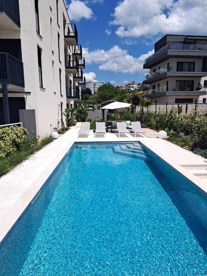 Apartment With Private Pool Split Exterior foto